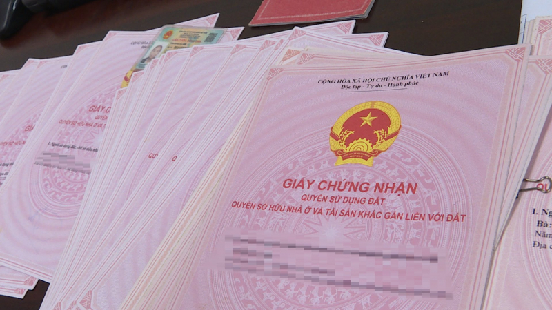 Thấy đất bỏ hoang, thuê người làm hàng chục giấy chứng nhận quyền sử dụng đất giả -0