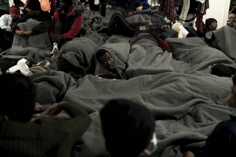 Hàng nghìn người di cư mắc kẹt ngoài biển, kêu cứu vì không được cập cảng Italy -0