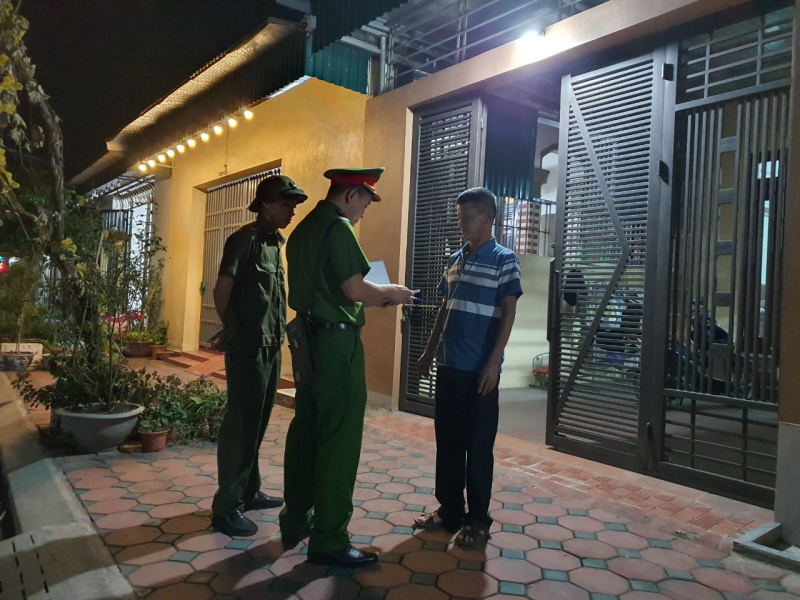 Hiệu quả từ mô hình “Thắp sáng đường quê - vận động nhân dân lắp đặt đèn điện chiếu sáng đảm bảo an ninh trật tự trước cửa nhà” -1