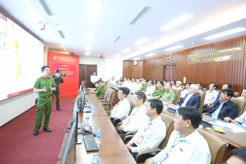 Đoàn đại biểu Quốc hội thăm, trao đổi kinh nghiệm tại Trung tâm Dữ liệu Quốc gia về dân cư -0