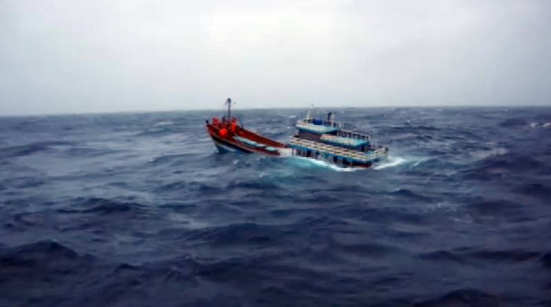 Tàu cá bị sóng lớn đánh chìm ở Trường Sa, 2 ngư dân mất tích -0