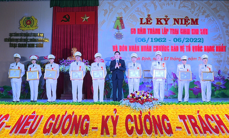 Trại giam Kim Sơn đón nhận Huân chương Bảo vệ Tổ quốc hạng Nhất -0