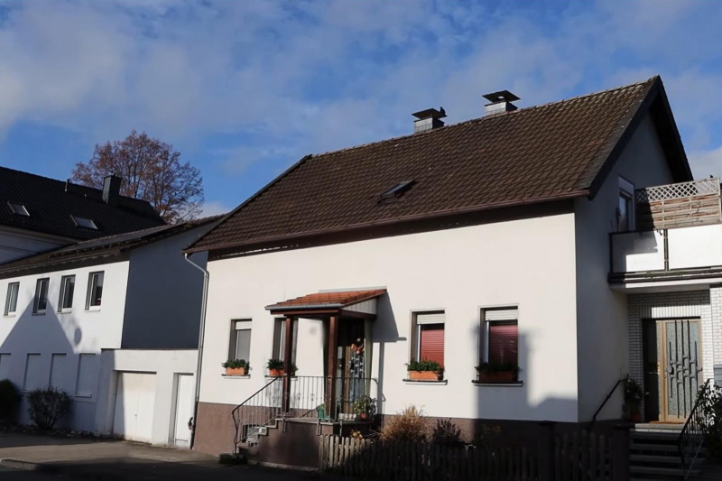 Giải cứu bé gái người Đức bị gia đình nhốt trong phòng kín suốt 8 năm -0