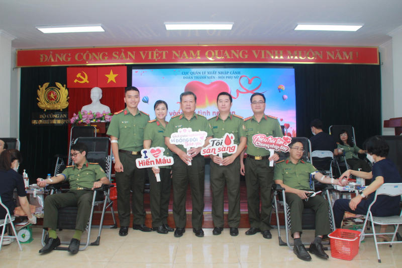 Cục Quản lý xuất nhập cảnh sôi nổi tham gia chương trình hiến máu tình nguyện đợt 2, năm 2022 -0