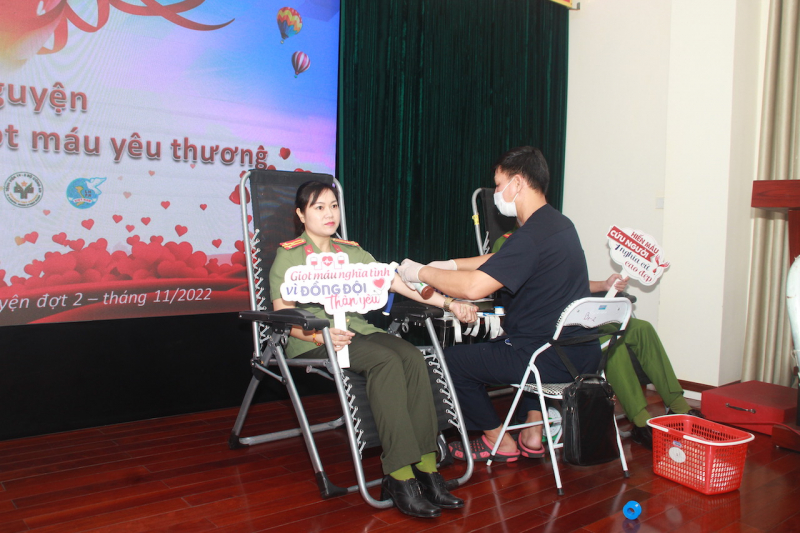 Cục Quản lý xuất nhập cảnh sôi nổi tham gia chương trình hiến máu tình nguyện đợt 2, năm 2022 -0