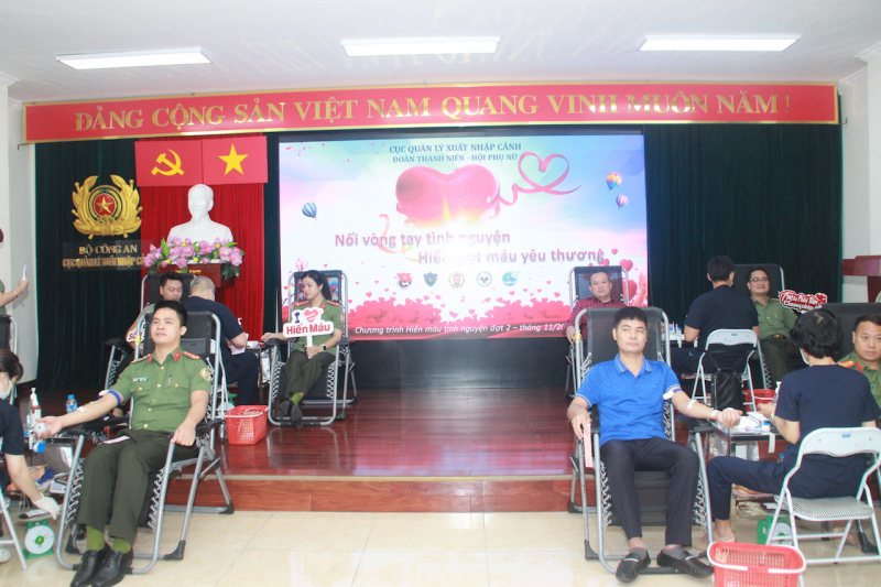 Cục Quản lý xuất nhập cảnh sôi nổi tham gia chương trình hiến máu tình nguyện đợt 2, năm 2022 -2