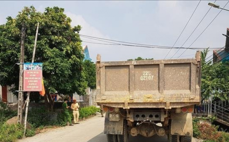 3 người trong một gia đình tử vong do va chạm với xe tải -0