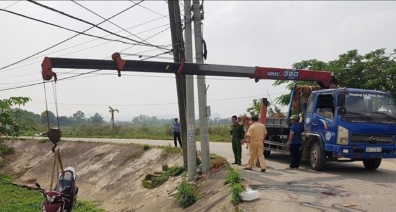 3 người trong một gia đình tử vong do va chạm với xe tải -0