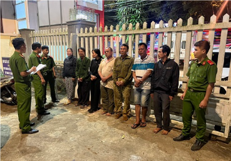 Tạm giữ hình sự 7 đối tượng chống người thi hành công vụ  -0