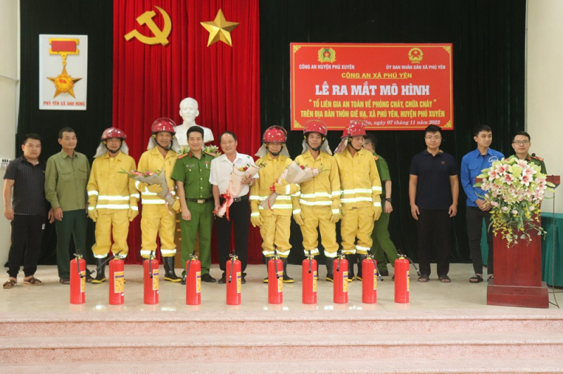 Phú Xuyên ra mắt mô hình “Tổ liên gia an toàn về phòng cháy, chữa cháy tại khu dân cư trên địa bàn thôn Giẽ Hạ, xã Phú Yên” -0