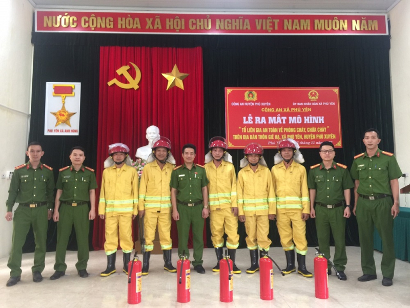 Phú Xuyên ra mắt mô hình “Tổ liên gia an toàn về phòng cháy, chữa cháy tại khu dân cư trên địa bàn thôn Giẽ Hạ, xã Phú Yên” -1