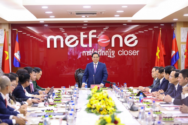 Thủ tướng thăm doanh nghiệp viễn thông lớn nhất Campuchia do Việt Nam đầu tư -0
