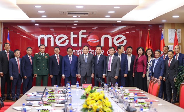 Thủ tướng thăm doanh nghiệp viễn thông lớn nhất Campuchia do Việt Nam đầu tư -0