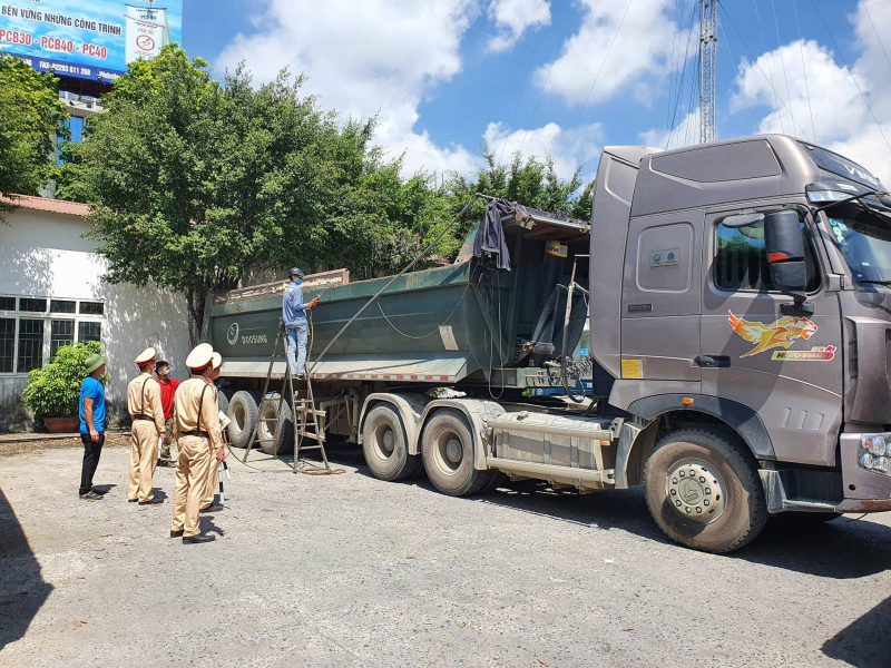 Công an tỉnh Ninh Bình quyết liệt xử lý xe quá tải, cơi nới thùng -0
