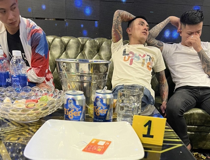 16 đối tượng tổ chức sử dụng ma túy trong hầm của quán karaoke -0