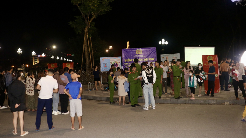 Tổ chức điểm tư vấn, hỗ trợ đăng ký, cài đặt định danh điện tử tại phố đi bộ TP Vinh -0