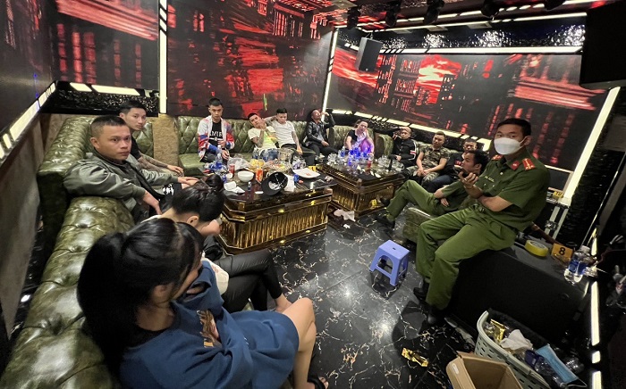 16 đối tượng tổ chức sử dụng ma túy trong hầm của quán karaoke -0