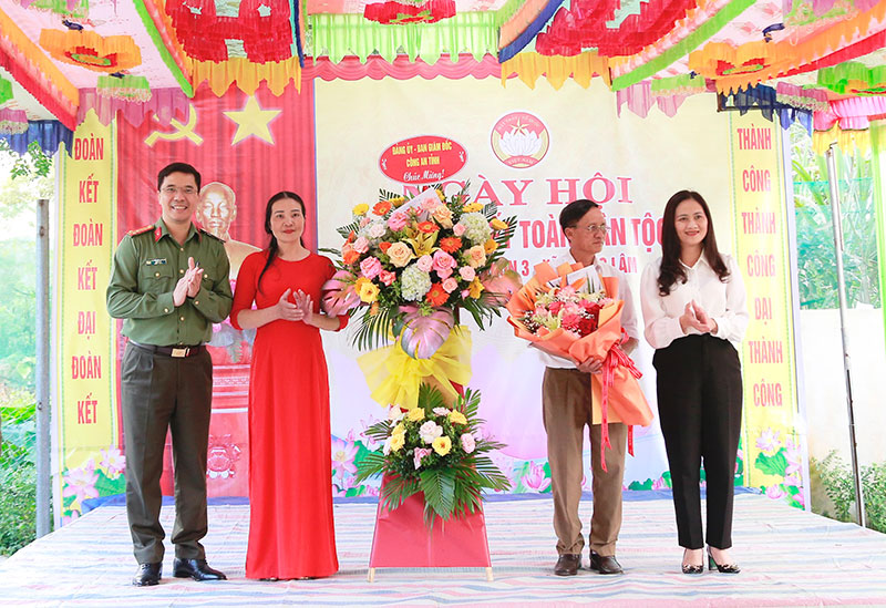 Giám đốc Công an Hà Tĩnh chung vui ngày hội Đại đoàn kết với người dân miền núi -2