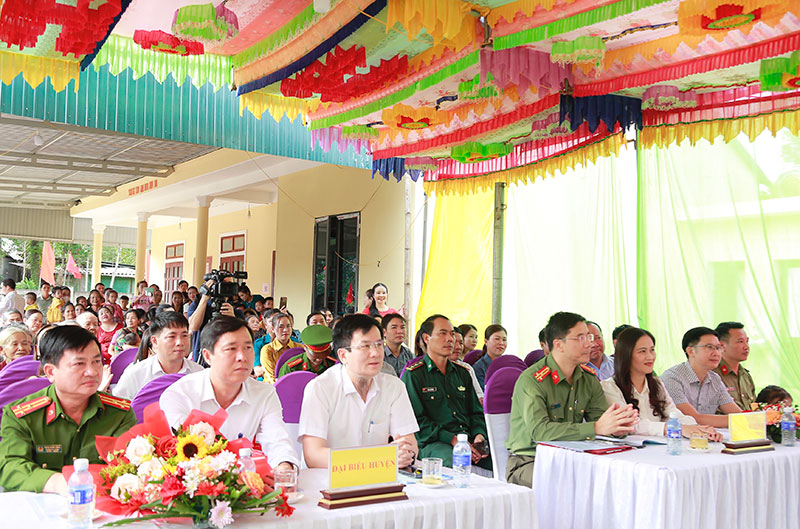 Giám đốc Công an Hà Tĩnh chung vui ngày hội Đại đoàn kết với người dân miền núi -1