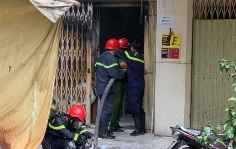Bất cẩn trong lúc thay bình gas gây cháy quán cơm dưới chung cư -0