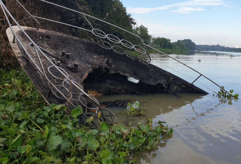 Trục vớt, ngăn vết dầu loang từ hiện trường du thuyền bị cháy -0