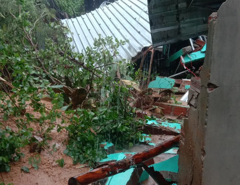 Hai người bị thương do mưa lớn cuốn trôi đất đá xô sập vách tường nhà -0