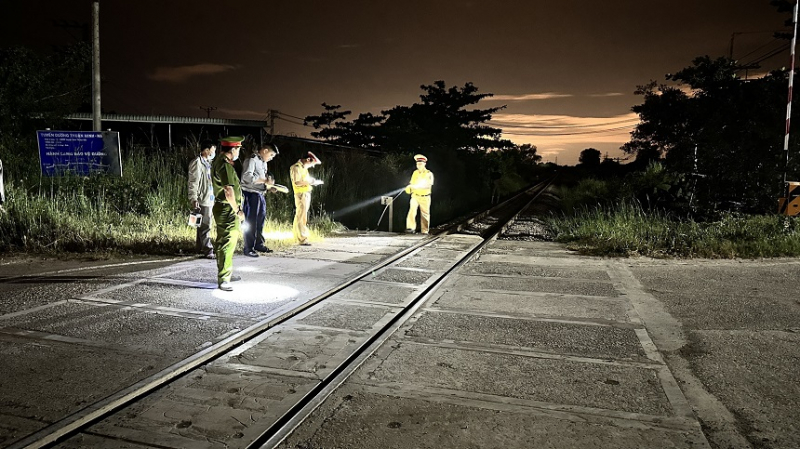 Cố băng qua đường sắt, một thanh niên suýt mất mạng -0