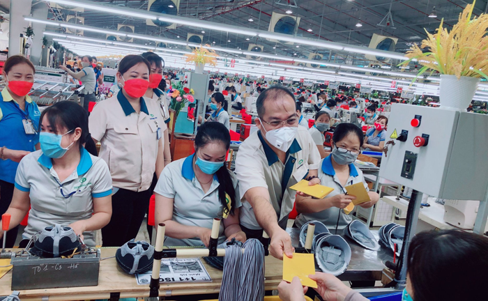 Nhọc nhằn công nhân lo Tết sớm… -0