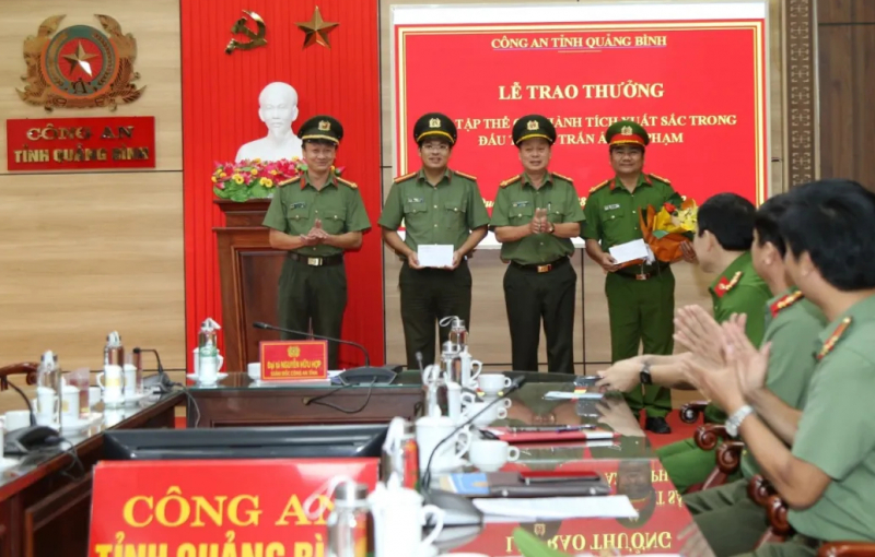 Khen thưởng đột xuất nhiều đơn vị Công an có thành tích xuất sắc -0