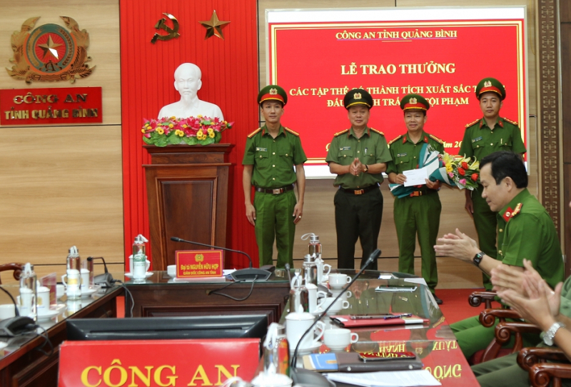 Khen thưởng đột xuất nhiều đơn vị Công an có thành tích xuất sắc -0