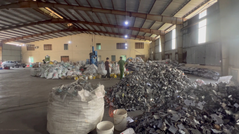 Cơ sở tái chế phế liệu tàng trữ 100 tấn chất thải rắn nguy hại -0