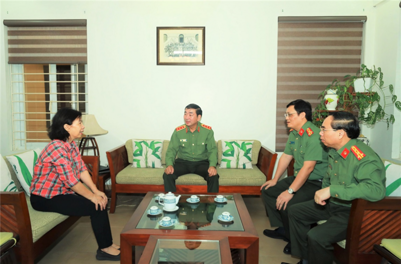 Thứ trưởng Trần Quốc Tỏ thăm gia đình cố lãnh đạo Bộ Công an -0