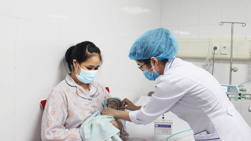 Cứu sống em bé sinh non bị suy hô hấp, ruột nằm trên lồng ngực -0