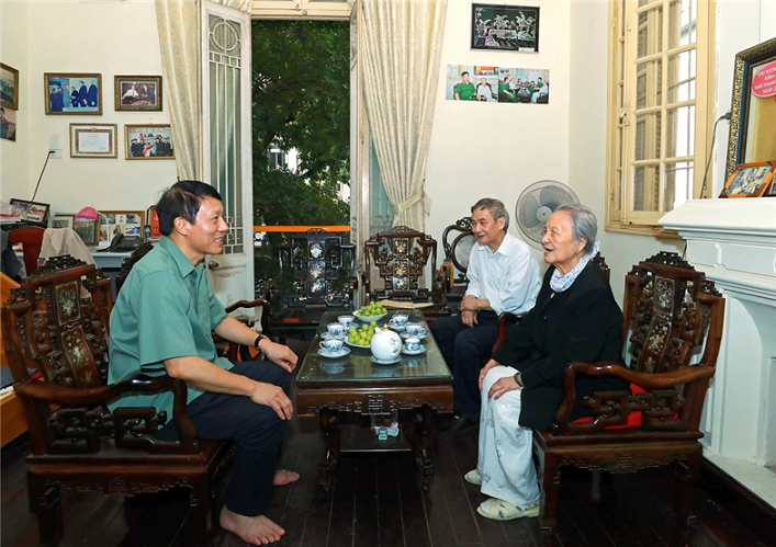 Leaders of the Ministry of Public Security visit senior teachers on Vietnam Teachers' Day -0