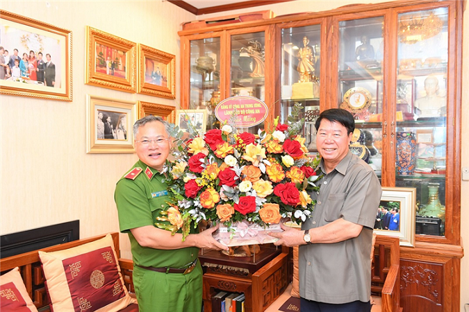 Leaders of the Ministry of Public Security visit senior teachers on Vietnam Teachers' Day -0