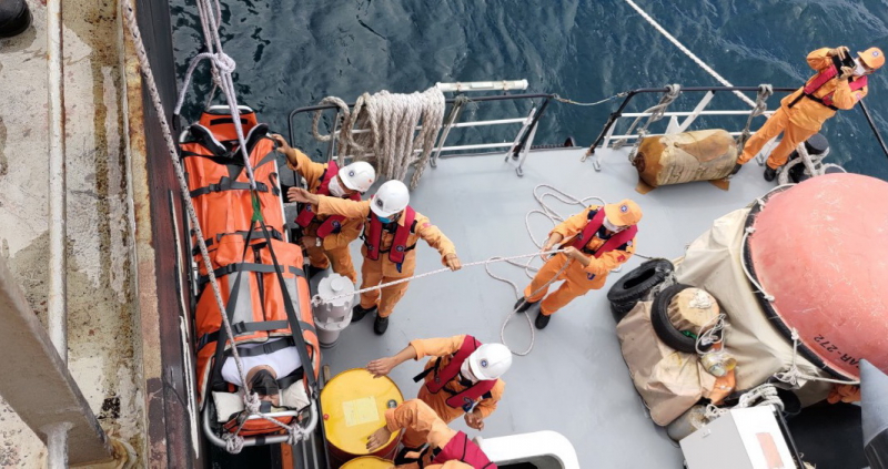 Vượt sóng gió xuyên đêm cứu nạn người nước ngoài bị tai nạn lao động -1