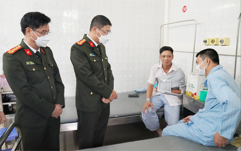 Hai chiến sĩ CSGT bị thương khi truy đuổi ô tô chở gỗ lậu -0