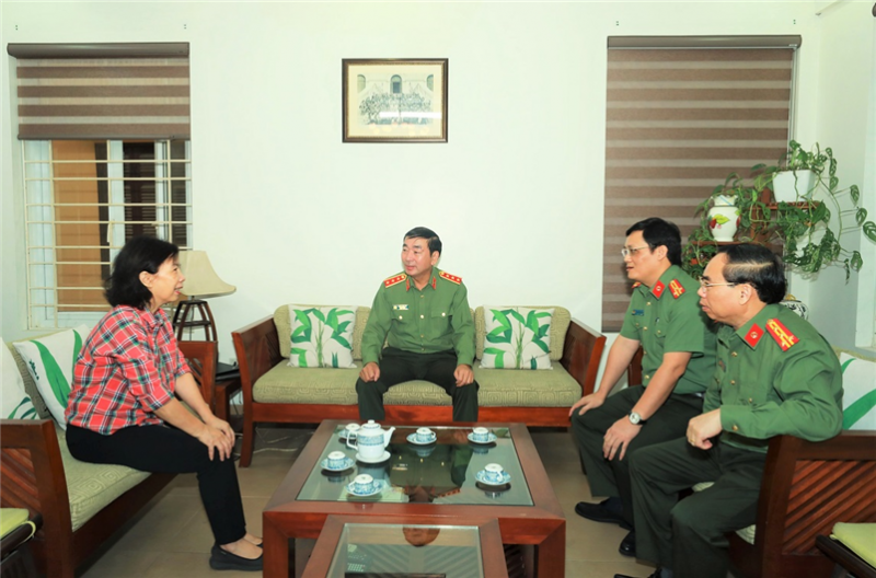 Leaders of the Ministry of Public Security visit senior teachers on Vietnam Teachers' Day -0