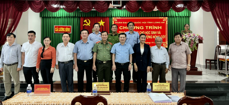 Đoàn đại biểu Quốc hội tỉnh Long An trao học bổng cho học sinh ở Bến Lức, Long An -1