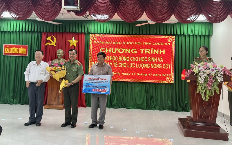 Đoàn đại biểu Quốc hội tỉnh Long An trao học bổng cho học sinh ở Bến Lức, Long An -0