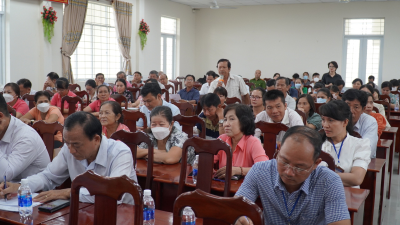 Đồng chí Lê Tấn Tới tiếp xúc cử tri huyện Bến Lức sau kỳ họp thứ 4 -1