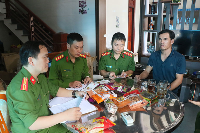 Phát hiện cơ sở sản xuất 1,2 tấn bánh kẹo không rõ nguồn gốc -0