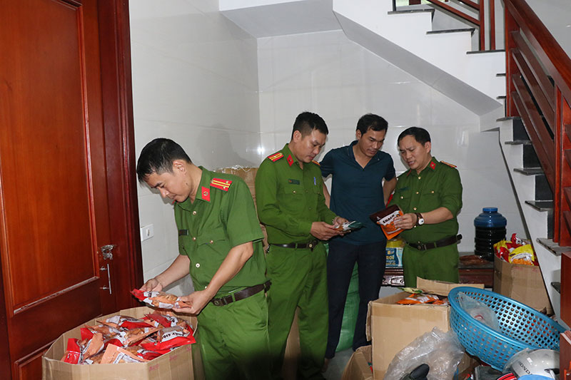 Phát hiện cơ sở sản xuất 1,2 tấn bánh kẹo không rõ nguồn gốc -1