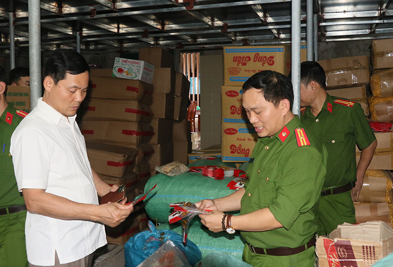 Phát hiện cơ sở sản xuất 1,2 tấn bánh kẹo không rõ nguồn gốc -2