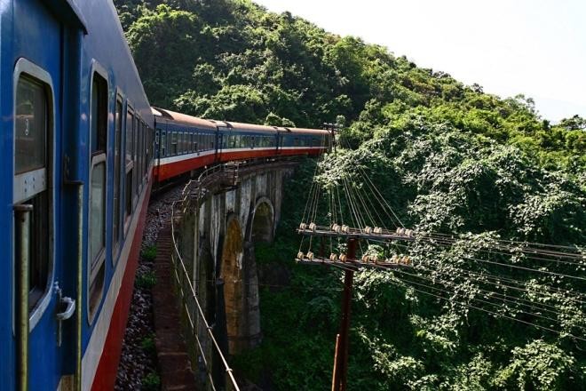  Xuất hiện 20 điểm sạt lở gây mất an toàn trên tuyến  đường sắt qua đèo Hải Vân -0