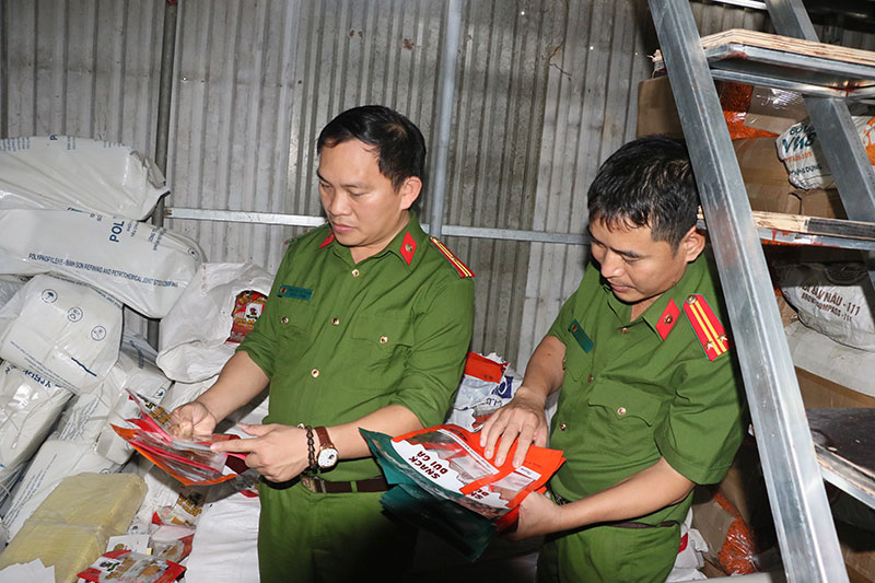 Phát hiện cơ sở sản xuất 1,2 tấn bánh kẹo không rõ nguồn gốc -0