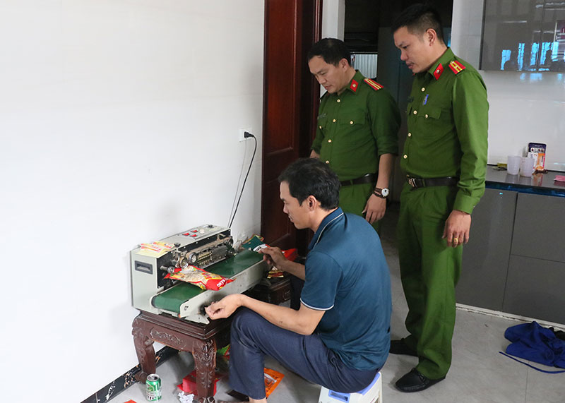 Phát hiện cơ sở sản xuất 1,2 tấn bánh kẹo không rõ nguồn gốc -1