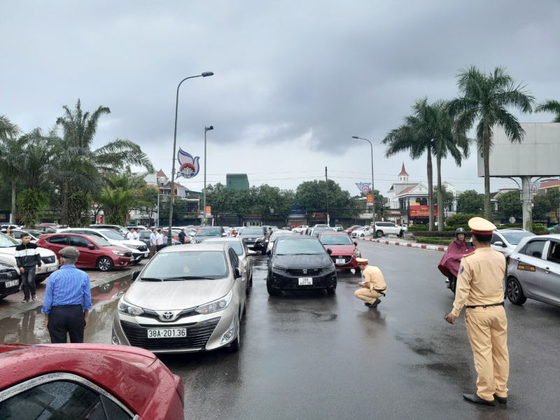 Dán thông báo phạt nguội  phương tiện đậu, đỗ sai quy định -0