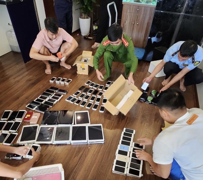 Phát hiện, thu giữ 400 chiếc Iphone lậu giấu trong 2 căn hộ chung cư cao cấp -0