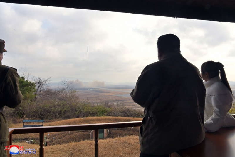 Ông Kim Jong-un cùng con gái thị sát vụ phóng tên lửa đạn đạo -0